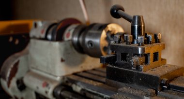 Eski paslı ve tozlu metal torna. Sıcak renkler.