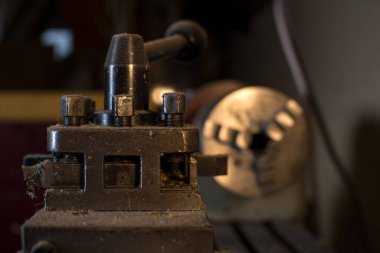 Eski paslı ve tozlu metal torna. Doğal ve sıcak renkler. Yakın çekim..