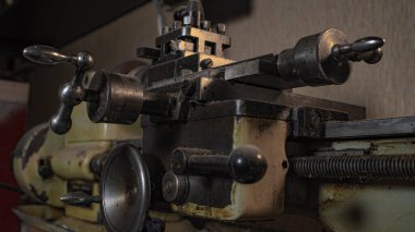 Eski paslı ve tozlu metal torna. Doğal ve sıcak renkler. Genel plan.