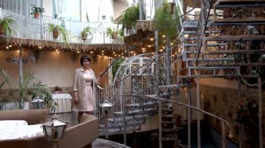 restoranda merdivenlerde genç kız