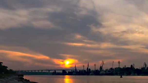 Timelapse vid solnedgången staden och havet — Stockvideo