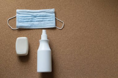 mantar arkaplanda maske ve dezenfektan