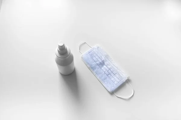 Beyaz arka planda maske ve dezenfektan