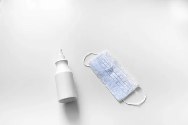 Beyaz arka planda maske ve dezenfektan
