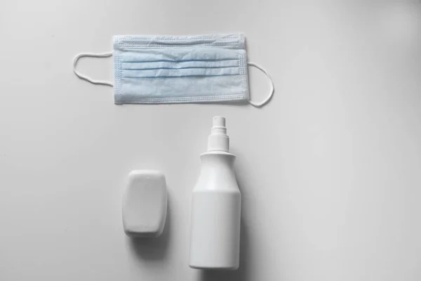 Beyaz arka planda maske ve dezenfektan