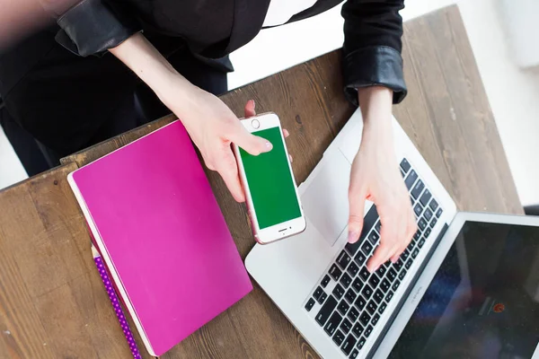 Bilgisayarı, tableti ve telefonu olan bir ofis masası. Erkek eli kalem tutar. Ofis İşçi Masası