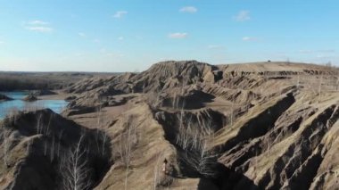 İHA 'dan kanyona bir çift aşığın yürüdüğü yere, baharda mavi bir göle.