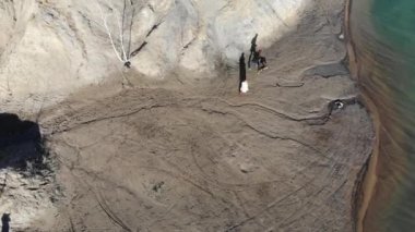 Sevgililer üzerinde uçmak Göllü bir kanyonda bir köpekle