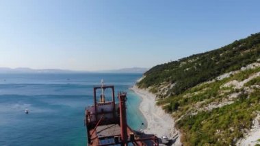 Kayalık sahilde bir gemi