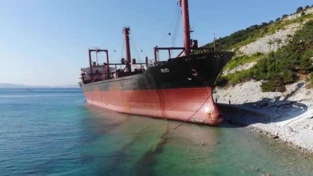 Loď Skalnatém Pobřeží — Stock video