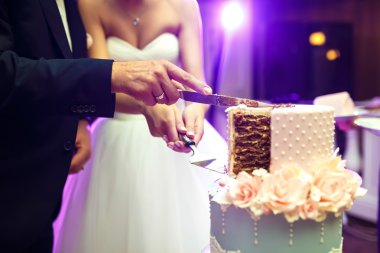Gelin ve damat onların düğün pastası kesme
