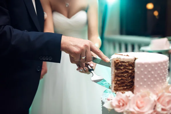 A menyasszony és a vőlegény vágás az esküvői torta — Stock Fotó