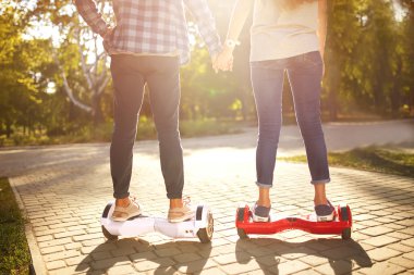 genç adam ve kadın parkta Hoverboard sürme. Kaykay akıllı