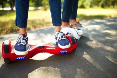 genç adam ve kadın parkta Hoverboard sürme. içerik teknolojileri. yeni bir hareket