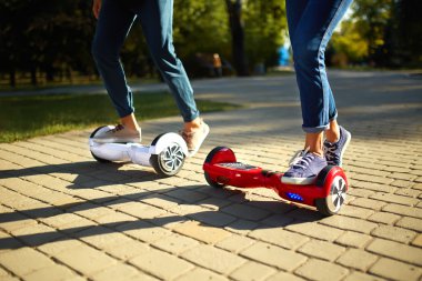 genç adam ve kadın parkta Hoverboard sürme. içerik teknolojileri. yeni bir hareket