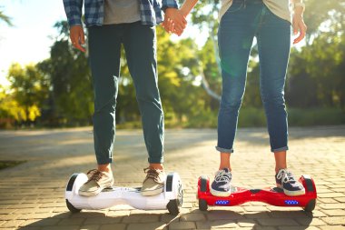 genç adam ve kadın parkta Hoverboard sürme. içerik teknolojileri. yeni bir hareket