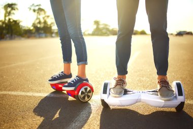 genç adam ve kadın parkta Hoverboard sürme. içerik teknolojileri. yeni bir hareket