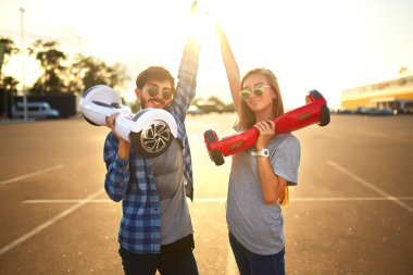 genç adam ve kadın parkta Hoverboard sürme. içerik teknolojileri. yeni bir hareket