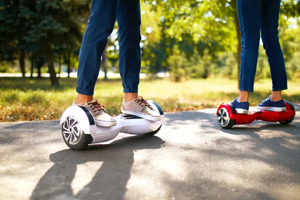 Młody mężczyzna i kobieta jazda na Hoverboard w parku. zawartości technologii. nowy ruch — Zdjęcie stockowe