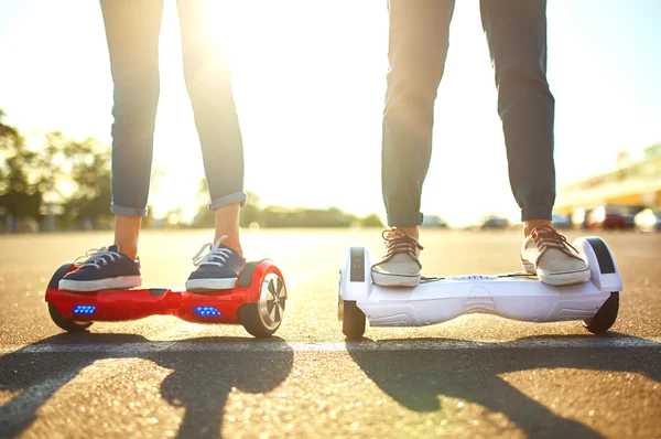 Młody mężczyzna i kobieta jazda na Hoverboard w parku. zawartości technologii. nowy ruch — Zdjęcie stockowe