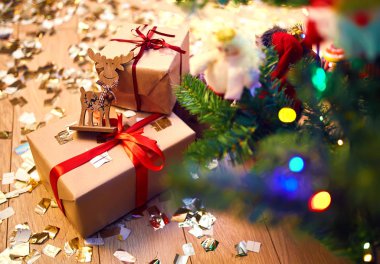 lüks Noel ağacın altında sunuyor. Noel hediye kutusu. şenlikli ruh hali. Yeni yıl konseri.