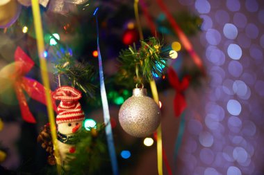 lüks Noel ağacın altında sunuyor. Noel hediye kutusu. şenlikli ruh hali. Yeni yıl konseri.