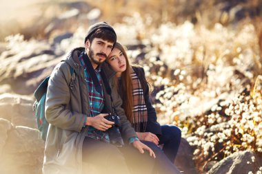 Genç çift, hippi kıyafet, moda stil, aşk, kadın ve erkek, arka plan, denizde kış günü, güneşli sıcak. hassasiyet