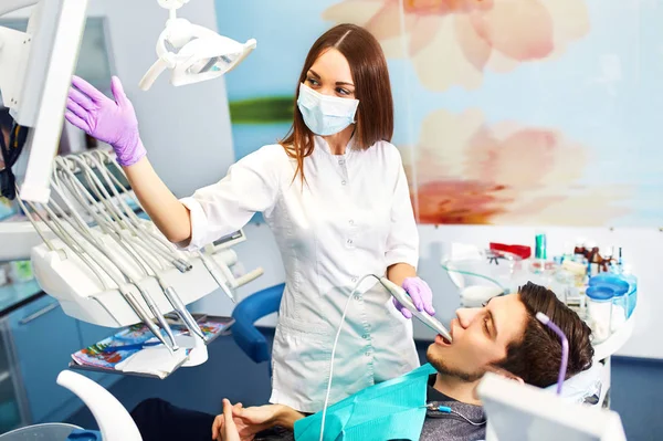 Översikt Karies Prevention Man Tandläkarens Stol Tandvård Förfarande Vacker Man — Stockfoto