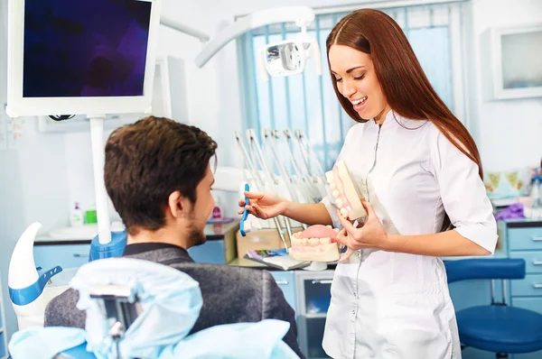 Doctora Dentista Profesional Trabajando Hombre Clínica Dental Hombre Dentista Cuidando — Foto de Stock