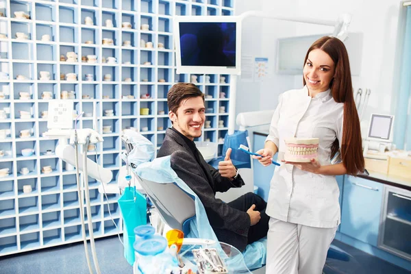 Doctora Dentista Profesional Trabajando Hombre Clínica Dental Hombre Dentista Cuidando — Foto de Stock