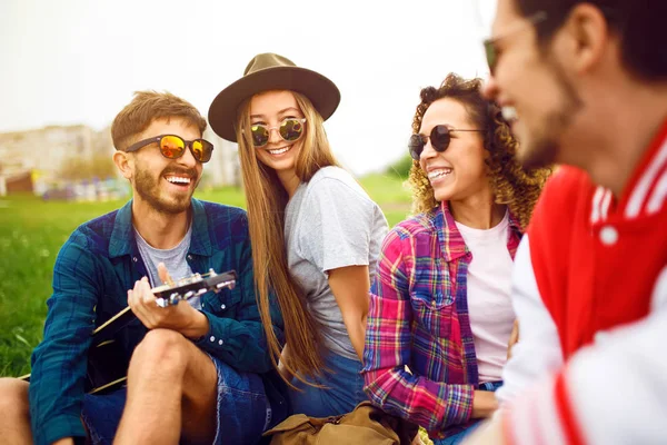 Groep vrienden genieten van de partij. De man speelt gitaar. Iedereen heeft een geweldige sfeer. — Stockfoto