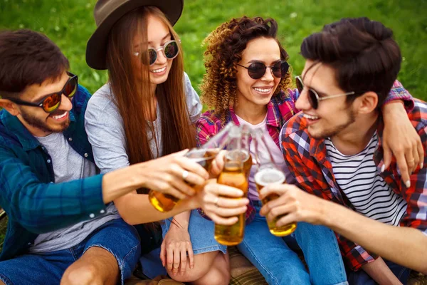 Groep vrienden genieten van de partij. De man speelt gitaar. Iedereen heeft een geweldige sfeer. — Stockfoto