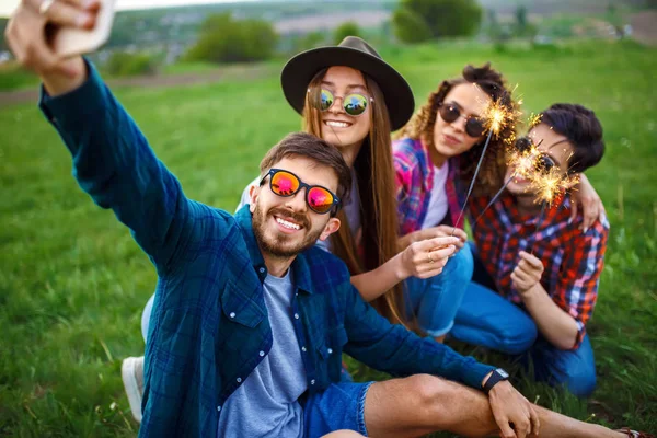 Groep vrienden genieten van de partij. De man speelt gitaar. Iedereen heeft een geweldige sfeer. — Stockfoto