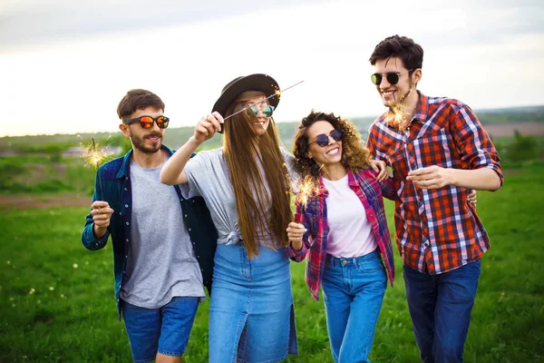 Groep vrienden genieten van de partij. De man speelt gitaar. Iedereen heeft een geweldige sfeer. — Stockfoto