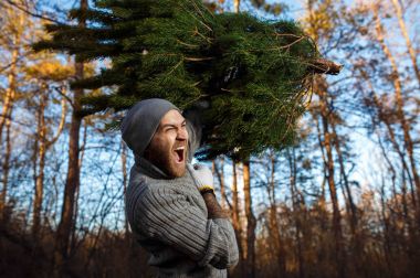 Noel içinde giyinmiş genç bir adam, 