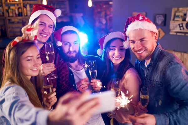 Skupina Přátel Baví Mladí Lidé Smějí Slaví Nový Rok Společně — Stock fotografie