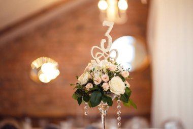 Düğün masaya güzel çiçek