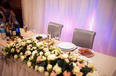 Bir parti, düğün ya da diğer Festival olay güzel Tablo ayarı çanak çömlek ve çiçeklerle. Züccaciye Mağazaları ve yiyecek ve içecek olay yemek için çatal.