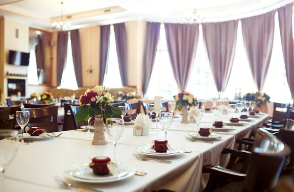 Hermosa Mesa Con Vajilla Flores Para Una Fiesta Recepción Bodas —  Fotos de Stock