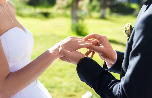 Свадебная Пара Держится Руки Фоне Заката Надевает Обручальное Кольцо — стоковое фото