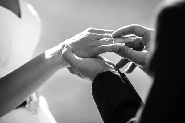 Casamento Casal Mãos Dadas Pôr Sol Fundo Ele Põe Uma — Fotografia de Stock