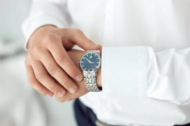 işadamı saat giysiler, kol zamanında kontrol işadamı. Erkekler el saatle bir yandan saat koyarak bir elini, nöbette tutturmak saat seyretmek zaman, adamın tarzı
