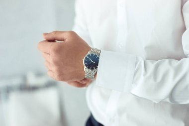 işadamı saat giysiler, kol zamanında kontrol işadamı. Erkekler el saatle bir yandan saat koyarak bir elini, nöbette tutturmak saat seyretmek zaman, adamın tarzı