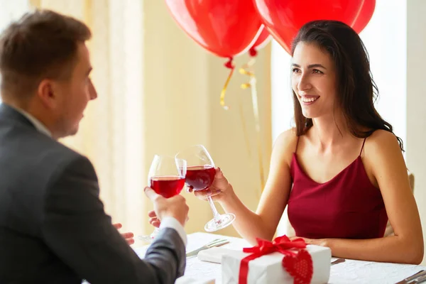 Conceito Dia Dos Namorados Casal Amoroso Que Celebra Dia Dos — Fotografia de Stock