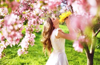 Bahar tarzı. Lale bir buket ile güzel bahar elbiseli güzel genç esmer kadın. Güzel bahar bahçe. Moda bahar yaz fotoğraf