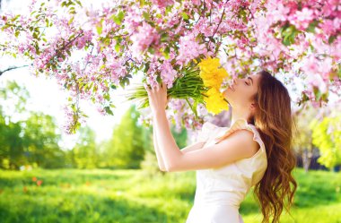 Bahar tarzı. Lale bir buket ile güzel bahar elbiseli güzel genç esmer kadın. Güzel bahar bahçe. Moda bahar yaz fotoğraf