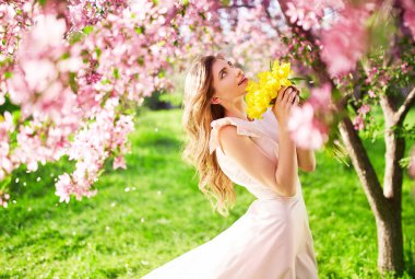 Bahar tarzı. Lale bir buket ile güzel bahar elbiseli güzel genç esmer kadın. Güzel bahar bahçe. Moda bahar yaz fotoğraf