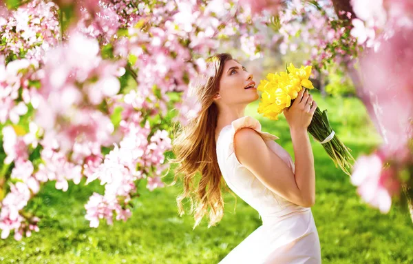 Bahar tarzı. Lale bir buket ile güzel bahar elbiseli güzel genç esmer kadın. Güzel bahar bahçe. Moda bahar yaz fotoğraf
