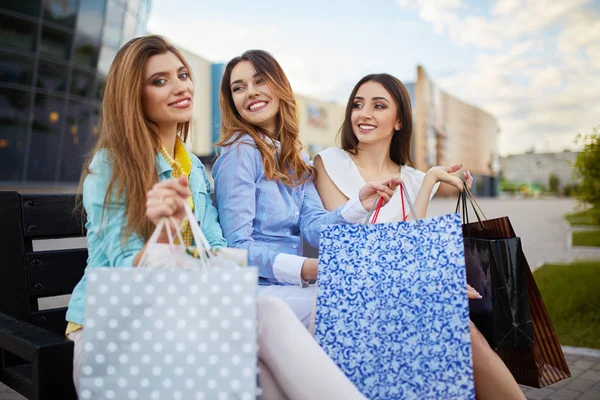 Meninas Bonitas Com Pacotes Depois Fazer Compras Uma Foto Grupo — Fotografia de Stock