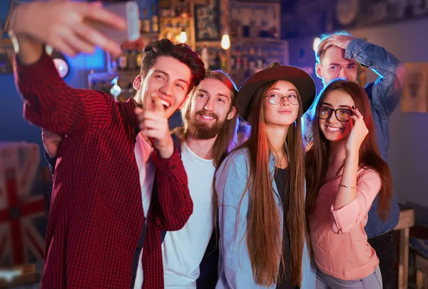 Selfie Час Молодий Групою Друзів Вечірки Нічному Клубі Тостів Напої — стокове фото